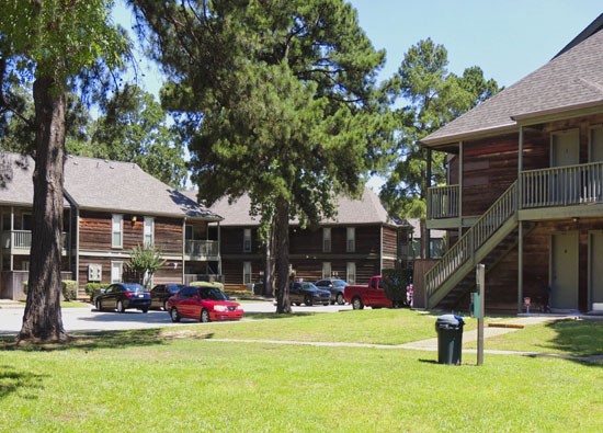 Seasons-Apartments-Shreveport-courtyard