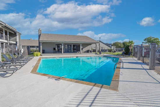 Oasis-Apts-Bossier-Pool-deck