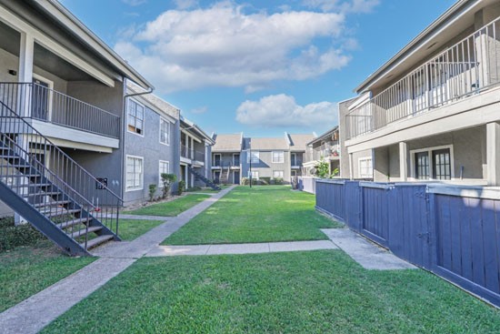 Oasis-Apts-Bossier-courtyard