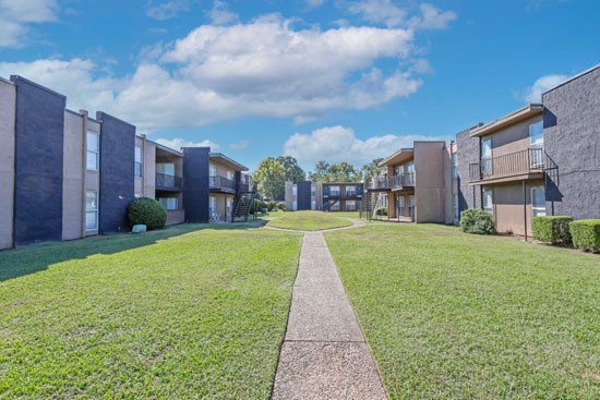 The_Drake_Bossier-courtyard-walkway