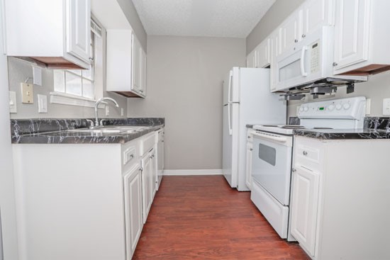Magnolia-Apartments-Shreveport-vacant-kitchen-Galley