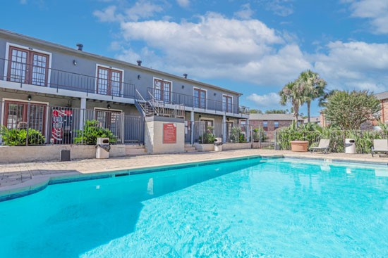 Magnolia-Apartments-Shreveport-pool-zoom