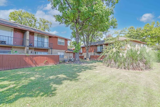 Orleans-Square-Shreveport-courtyard