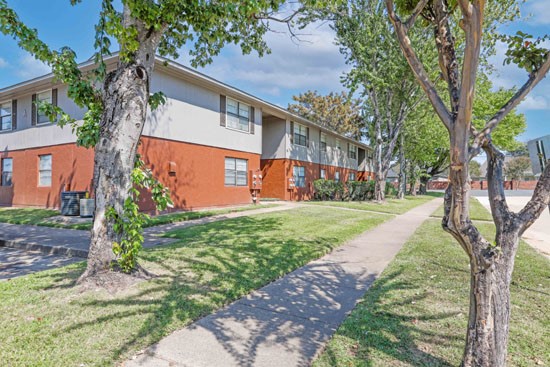 Orleans-Square-Shreveport-walkway