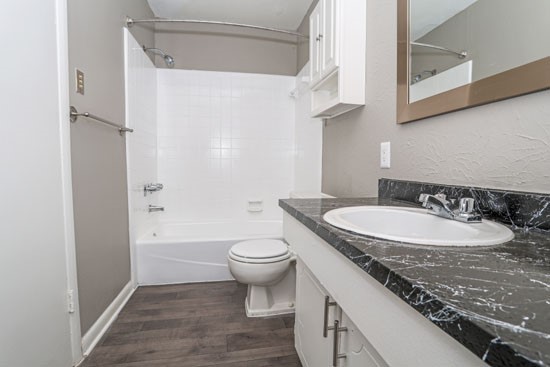 Orleans-Square-Vacant-bathroom