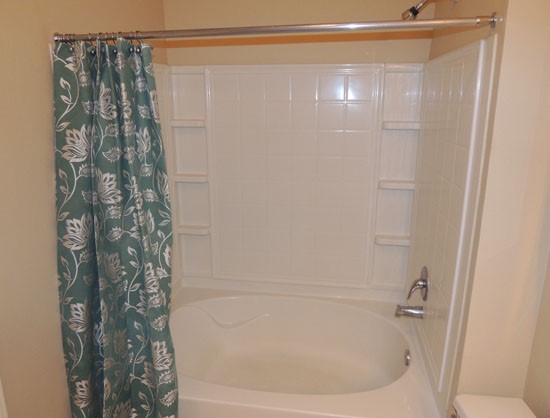 Island Park  Apartments Bath tub