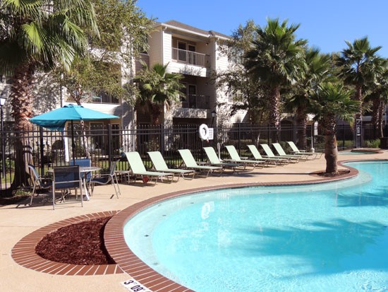 Jamestown-Place-Apartments_in_Bossier_City_Pool-Umbrella