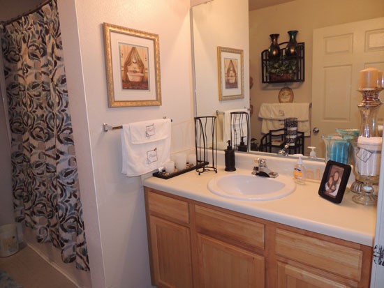 King Oaks Apartments model of big master bathroom in shreveport