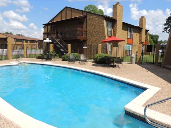 Kingwood-Forest-Apartments-Shreveport-pool-steps