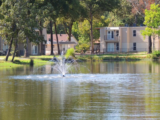 Lake Front Apartments Shreveport fountain