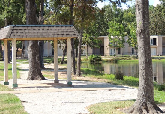 Lake Front Apartments Shreveport picnic