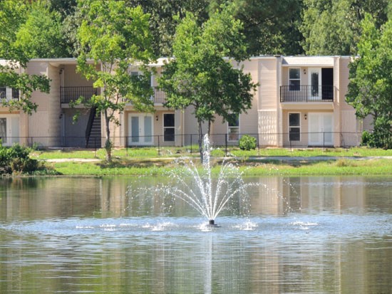 Lake Front Apartments Shreveport fountain
