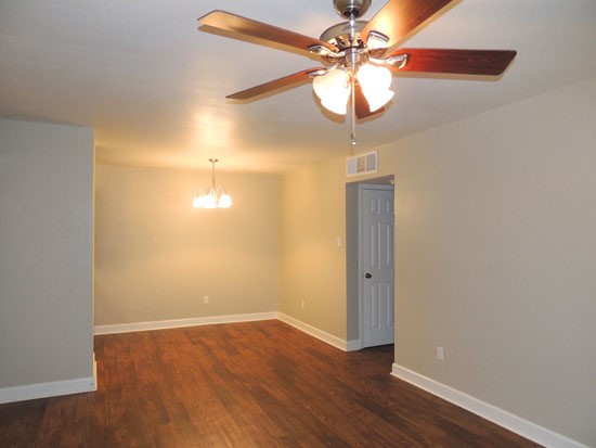 Lake Front Apartments Shreveport dining