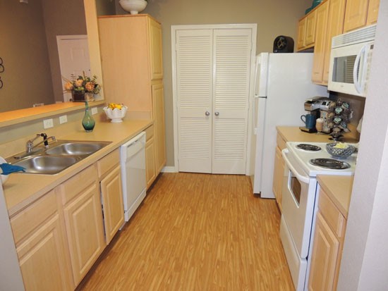 Lexington-Place-Apartments-Model-kitchen