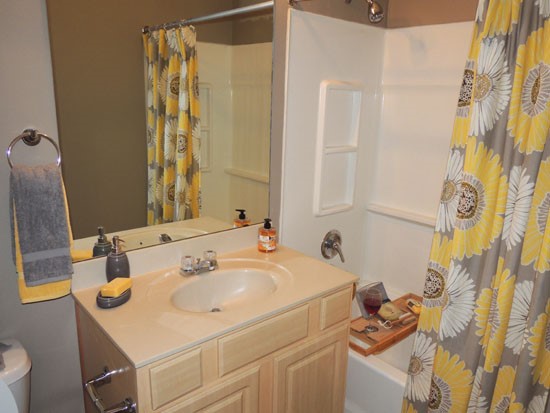 Lexington-Place-Apartments-Model-bath-Vanity