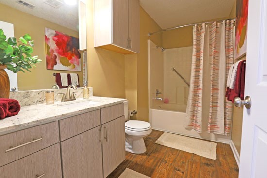 Reserve of Bossier City Apartments interior bathroom