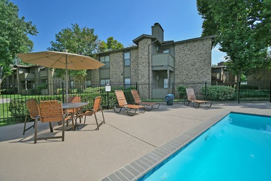 Sommerset Apartments pool umbrella