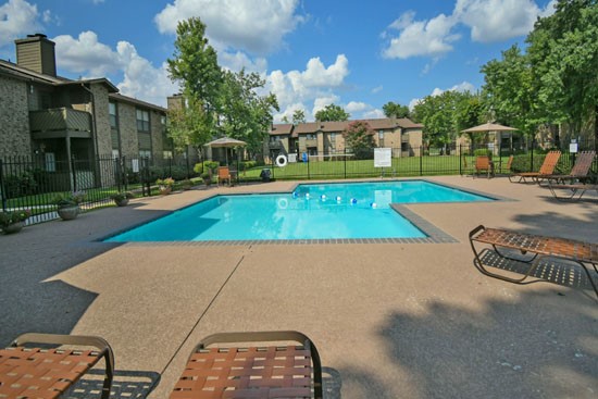 Sommerset Apartments pool chairs