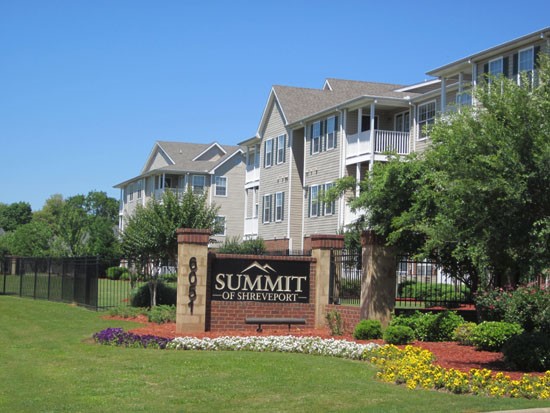 Summit Apartments Shrevport front sign with trees