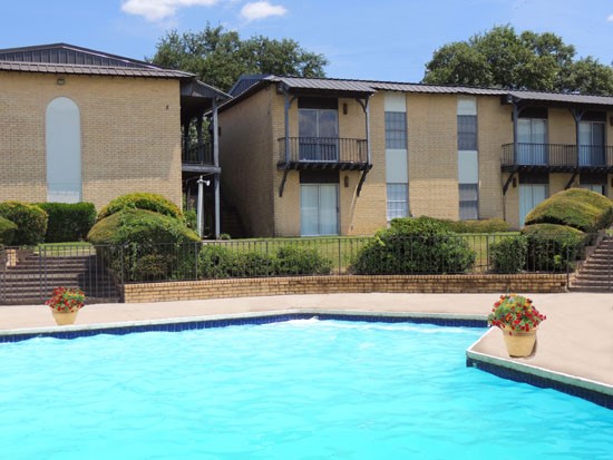 Villa Del Lago Apartments Pool with apartments in background