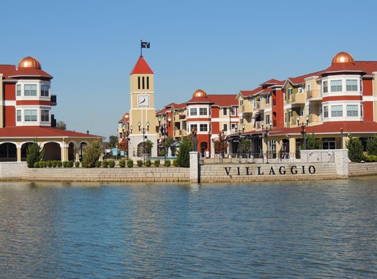 Villaggio Apartments Lake Sign