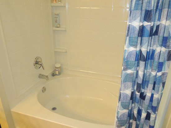 Landing_at_Willow_Bayou_Apartments_Bossier_City-Model-Bathtub