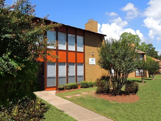 Kingwood-Forest-Apartments-Shreveport-office-front